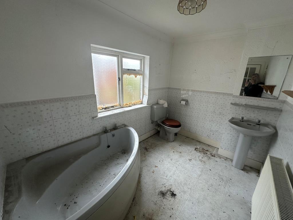 Lot: 125 - TERRACE HOUSE FOR IMPROVEMENT - Bathroom with W.C.